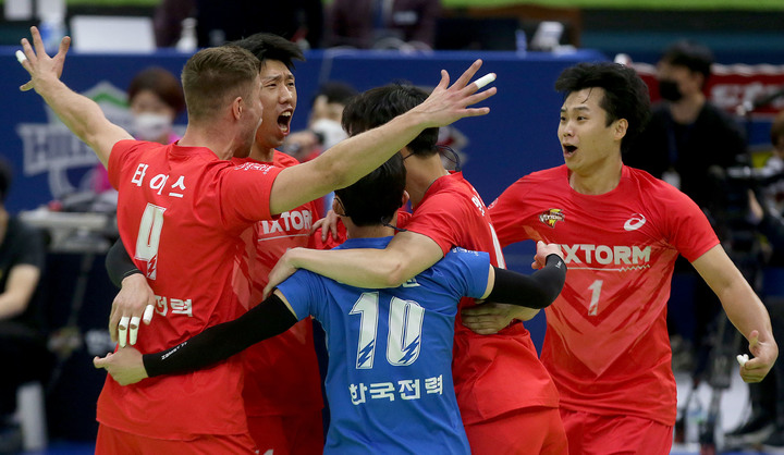 [서울=뉴시스] 김금보 기자 = 15일 경기 수원시 수원실내체육관에서 열린 2022-2023 V-리그 한국전력과 우리카드의 경기, 득점에 성공한 한국전력 선수들이 기뻐하고 있다. (사진=한국전력배구단 제공) 2022.11.15 photo@newsis.com *재판매 및 DB 금지