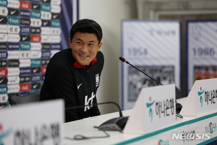 [도하(카타르)=뉴시스] 조성우 기자 = 한국 축구대표팀 김민재가 15일(현지시간) 오후 카타르 도하 알 에글라 트레이닝센터에서 열린 인터뷰에서 발언하고 있다. 2022.11.15. xconfind@newsis.com