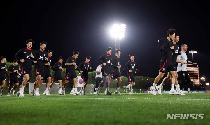 [도하(카타르)=뉴시스] 조성우 기자 = 한국 축구대표팀 선수들이 15일(현지시간) 오후 카타르 도하 알 에글라 트레이닝센터에서 러닝을 하고 있다. 2022.11.15. xconfind@newsis.com