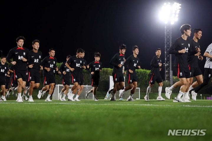 [도하(카타르)=뉴시스] 조성우 기자 = 한국 축구대표팀 선수들이 15일(현지시간) 오후 카타르 도하 알 에글라 트레이닝센터에서 러닝을 하고 있다. 2022.11.15. xconfind@newsis.com