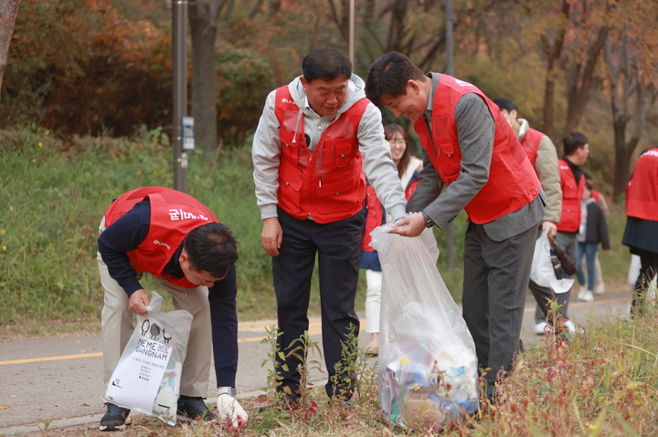 [서울=뉴시스] LX세미콘 대표이사 손보익 사장(가운데)이 임직원들과 양재천 주변에서 플로깅 활동을 진행하고 있다. (사진=LX세미콘) 2022.11.16. photo@newsis.com *재판매 및 DB 금지