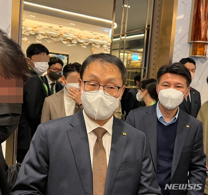 [서울=뉴시스] 구현모 KT 대표는 16일 오전 서울 송파구 소피텔 앰배서더 서울에서 열린 AI발전전략 발표 간담회에 참석했다. (사진=심지혜 기자) 2022.11.16