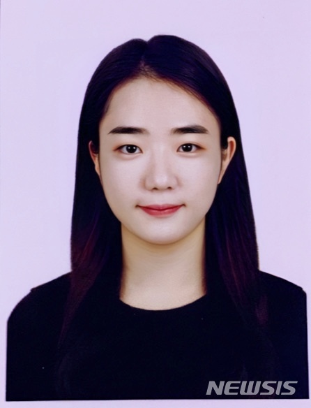 [전주=뉴시스]윤난슬 기자 = 전북대학교는 의과대학 박사과정에 재학 중인 김수라 학생이 코로나19 예방을 위한 장 미생물 예방백신 관련 연구로 최근 여수에서 열린 '15차 한-일 국제미생물학 심포지엄'에서 최우수 학술상을 받았다고 16일 밝혔다.(사진=전북대 제공) 