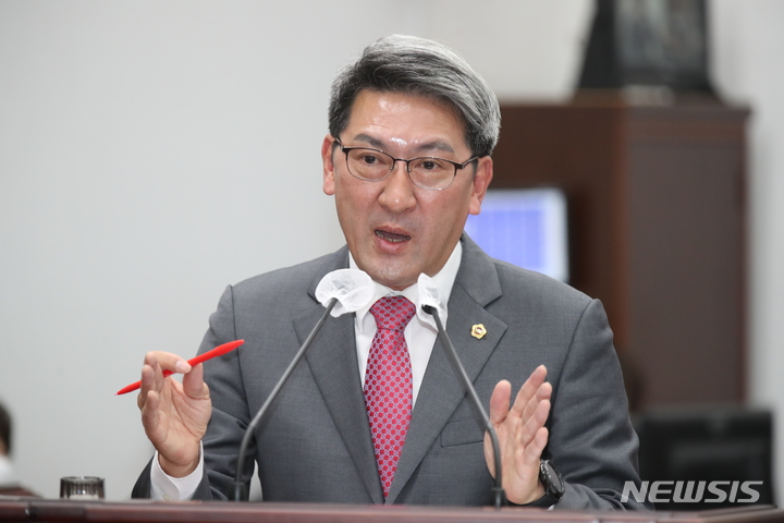 [제주=뉴시스] 김황국 제주도의원이 16일 오전 제주도의회에서 열린 도정질문에서 질의하고 있다. (사진=제주도의회 제공) 2022.11.16. photo@newsis.com *재판매 및 DB 금지