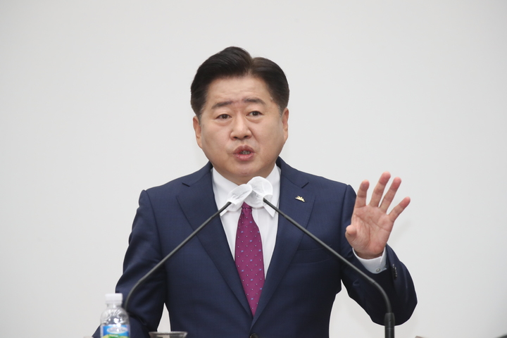 [제주=뉴시스] 오영훈 제주지사가 16일 제주도의회에서 열린 도정질문에서 답변하고 있다. (사진=제주도의회 제공) 2022.11.16. photo@newsis.com *재판매 및 DB 금지