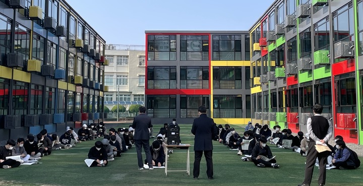 [대구=뉴시스] 2023학년도 대학수학능력시험 예비 소집일인 16일 오후 대구 동구 청구고등학교에서 수험생들이 수험표를 확인하고 있다. 2022.11.16. photo@newsis.com *재판매 및 DB 금지