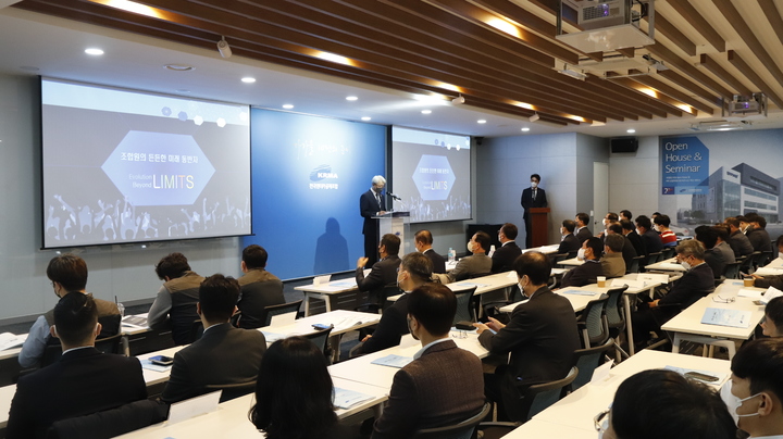 [서울=뉴시스]전국렌터카공제조합이 15일 서울 광진구 렌터카공제회관에서 창립 10주년 기념식을 열었다.(사진=전국렌터카공제조합 제공)2022.11.16 photo@newsis.com *재판매 및 DB 금지