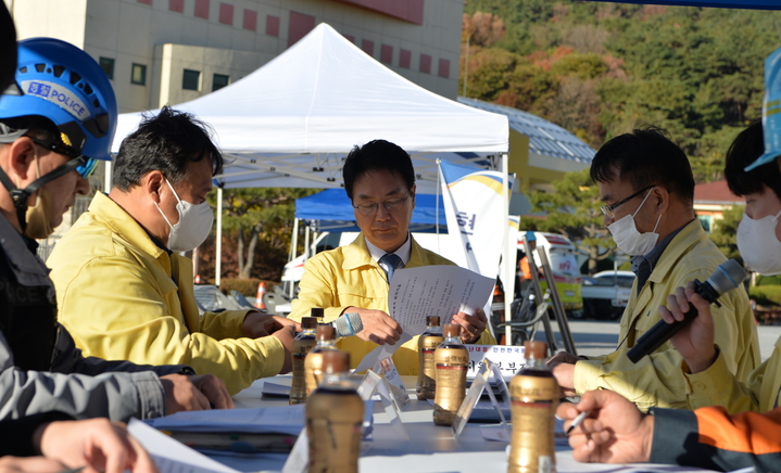 16일 고창지역 지진으로 인해 공설운동장 건물에 화재가 발생한 상황을 설정해 재난상황 실전 대응역량을 강화하기 위한 '안전한국훈련'이 실시됐다. 심덕섭 군수(가운데)가 훈련상황을 살피고 있다. *재판매 및 DB 금지