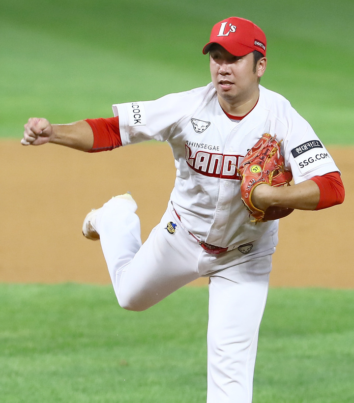 [서울=뉴시스] 은퇴 선언한 신재영. (사진 = SSG 랜더스 제공) *재판매 및 DB 금지