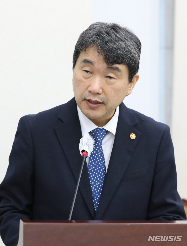 [서울=뉴시스] 이주호 사회부총리 겸 교육부장관이 지난달 16일 오전 서울 여의도 국회에서 열린 교육위원회 전체회의에 출석해 2023년도 예산안 관련 발언하고 있다. (사진=뉴시스DB). 2022.12.04. photo@newsis.com