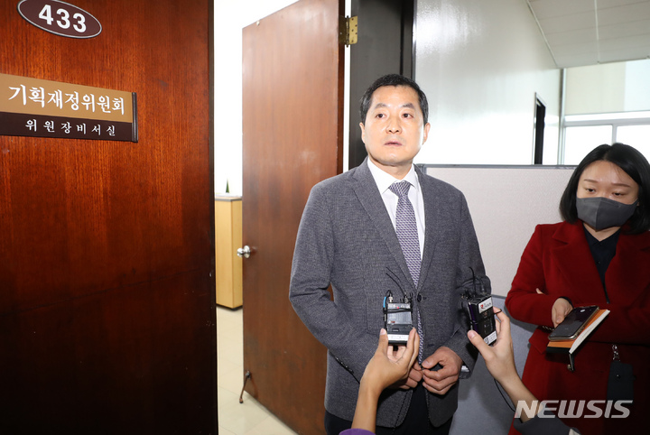 [서울=뉴시스] 전진환 기자 = 박대출 국회 기획재정위원장이 16일 오전 서울 여의도 국회 기재위원장실에서 열리는 국민의힘 기재위원 긴급 간담회에 참석하며 기자들 질문에 답하고 있다. 2022.11.16 amin2@newsis.com
