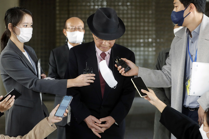 [서울=뉴시스] 박근혜 정부에서 이른바 '문화계 블랙리스트' 작성을 지시한 혐의로 재판에 넘겨진 김기춘 전 청와대 비서실장의 파기환송심 결심공판에서 검찰이 원심과 같이 징역 7년의 실형을 내려달라고 촉구했다. 사진은 김 전 실장이 지난해 11월16일 서울 서초구 서울고등법원에서 열린 '세월호 보고 조작 혐의' 파기환송심에서 무죄를 선고받은 뒤 소감을 말하며 재판부에 인사하는 모습. 2022.11.16. photocdj@newsis.com