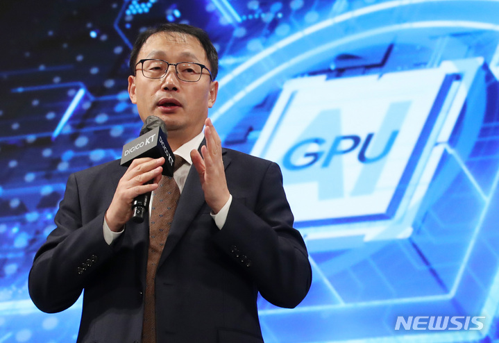 [서울=뉴시스] 김진아 기자 = 구현모 KT 대표가 16일 오전 서울 송파구 소피텔 앰배서더 호텔에서 열린 KT, 인공지능(AI) 전략 기자간담회에서 AI 발전전략을 발표하고 있다. 2022.11.16. bluesoda@newsis.com