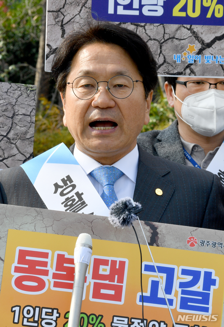 [광주=뉴시스] 김혜인 기자 = 강기정 광주시장이 16일 오전 광주 서구 치평동 한 사거리에서 가뭄 극복을 위한 시민 동참을 호소하고 있다. 2022.11.16.hyein0342@newsis.com