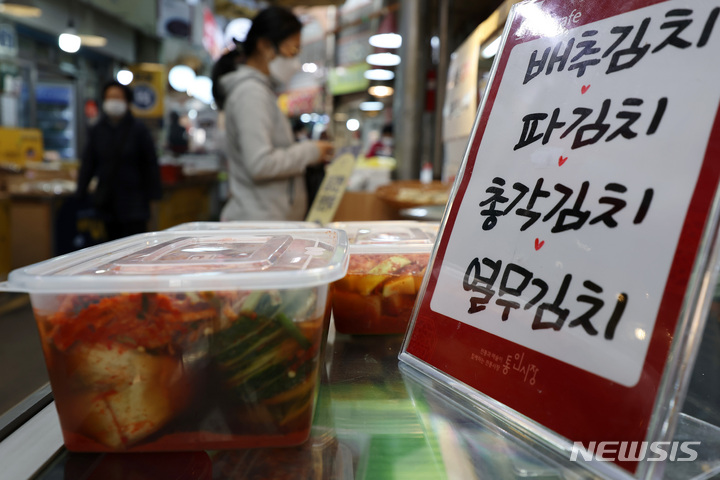 [서울=뉴시스] 백동현 기자 = 16일 오전 서울 종로구 통인시장 한 반찬가게에서 김치를 판매하고 있다. 이날 관세청 무역통계에 따르면 10월 우리나라 김치 수입액은 작년 동월 대비 50.9% 증가한 1천701만8천 달러로 집계됐다. 이는 역대 최대 금액이며 월 기준 1천700만 달러를 넘은 것은 처음이다. 2022.11.16. livertrent@newsis.com