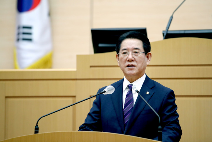 [무안=뉴시스] 이창우 기자=김영록 전남도지사가 16일 오전 전남도의회 제367회 정례회 2차 본회의장에서 전라남도 2023년도 예산안 제출에 따른 시정연설을 하고 있다. (사진=전남도 제공) 2022.11.16. photo@newsis.com *재판매 및 DB 금지