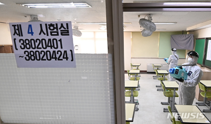 [안산=뉴시스] 김종택 기자 = 2023학년도 대학수학능력시험을 하루 앞둔 지난 16일 오후 경기도 안산시 고잔고등학교에서 방역 업체 관계자들이 코로나19 예방을 위해 시험장 소독 작업을 하고 있다. 2022.11.17. jtk@newsis.com