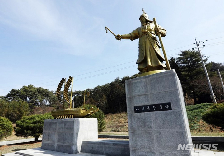 [나주=뉴시스] 이창우 기자=임진왜란 당시 거북선을 건조한 체암 나대용 장군의 동상이 나주시 문평면 소충사 앞에 세워져 있다. (사진=나주시 제공) 2022.11.16. phpto@newsis.com