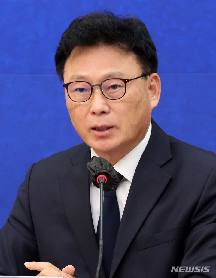 [서울=뉴시스] 고범준 기자 = 박광온 언론자유특별위원회 고문이 16일 오후 서울 여의도 국회 본청 더불어민주당 당대표회의실에서 열린 '언론자유특별위원회 발족식 및 1차 회의'에서 발언하고 있다. 2022.11.16. bjko@newsis.com