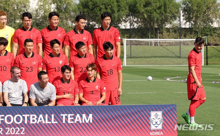 [도하(카타르)=뉴시스] 조성우 기자 = 대한민국 축구대표팀 오현규(오른쪽)가 16일(현지시간) 오전 카타르 도하 알 에글라 트레이닝센터에서 단체사진 촬영을 마친 뒤 이동하고 있다. 2022.11.16. xconfind@newsis.com