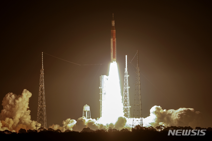 [케이프커내버럴=AP/뉴시스] 미항공우주국(NASA)의 유인 달 탐사 프로젝트 로켓 '아르테미스 1호'가 16일(현지시간) 미 플로리다주 케이프커내버럴의 케네디 우주센터 39B 발사대에서 발사되고 있다. 이번 발사에는 사람 대신 마네킹을 실었으며 마네킹은 실제 우주인을 모사해 뼈, 장기, 조직 등 인체 조직과 같은 물질로 제작됐다. 2022.11.16. 