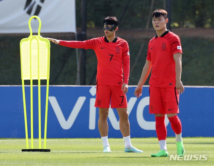 [도하(카타르)=뉴시스] 조성우 기자 = 대한민국 축구대표팀 손흥민이 16일(현지시간) 오전 카타르 도하 알 에글라 트레이닝센터에서 수술한 왼쪽 눈 주위를 보호할 마스크를 쓰고 예비명단 오현규오 훈련을 하고 있다. 2022.11.16. xconfind@newsis.com