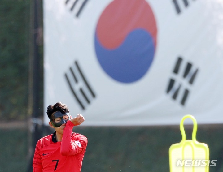 [도하(카타르)=뉴시스] 조성우 기자 = 대한민국 축구대표팀 손흥민이 16일(현지시간) 오전 카타르 도하 알 에글라 트레이닝센터에서 수술한 왼쪽 눈 주위를 보호할 마스크를 쓰고 훈련을 하고 있다. 2022.11.16. xconfind@newsis.com