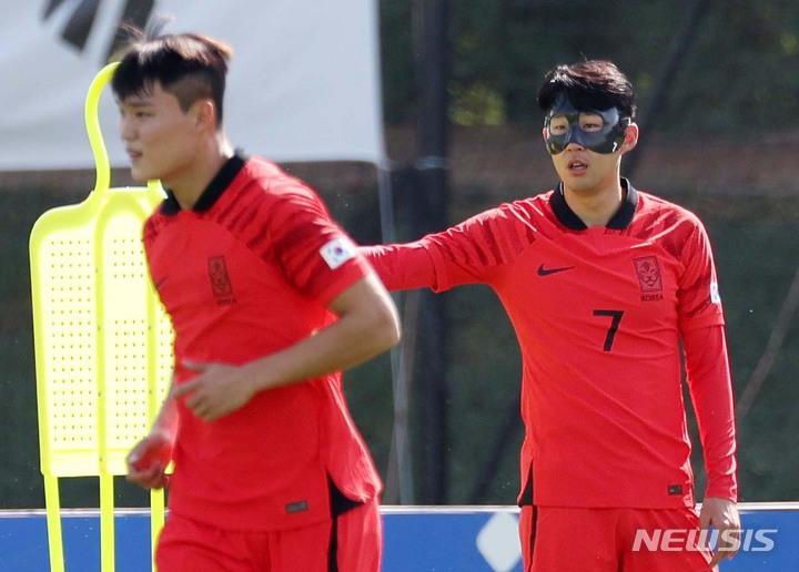 [도하(카타르)=뉴시스] 조성우 기자 = 대한민국 축구대표팀 손흥민이 16일(현지시간) 오전 카타르 도하 알 에글라 트레이닝센터에서 수술한 왼쪽 눈 주위를 보호할 마스크를 쓰고 예비명단 오현규오 훈련을 하고 있다. 2022.11.16. xconfind@newsis.com