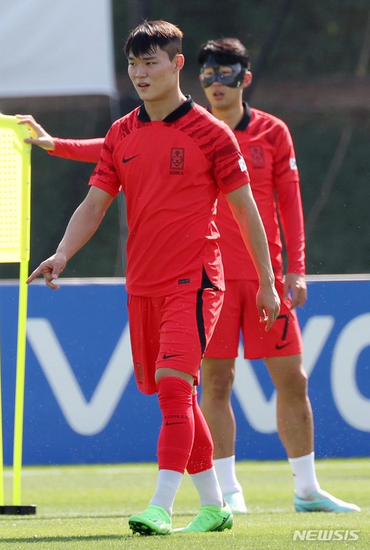 [도하(카타르)=뉴시스] 조성우 기자 = 대한민국 축구대표팀 손흥민이 16일(현지시간) 오전 카타르 도하 알 에글라 트레이닝센터에서 수술한 왼쪽 눈 주위를 보호할 마스크를 쓰고 예비명단 오현규오 훈련을 하고 있다. 2022.11.16. xconfind@newsis.com