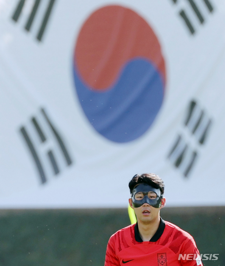 [도하(카타르)=뉴시스] 조성우 기자 = 대한민국 축구대표팀 손흥민이 16일(현지시간) 오전 카타르 도하 알 에글라 트레이닝센터에서 수술한 왼쪽 눈 주위를 보호할 마스크를 쓰고 훈련을 하고 있다. 2022.11.16. xconfind@newsis.com