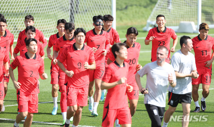 [도하(카타르)=뉴시스] 조성우 기자 = 대한민국 축구대표팀 손흥민 등 선수들이 16일(현지시간) 오전 카타르 도하 알 에글라 트레이닝센터에서 훈련을 하고 있다. 2022.11.16. xconfind@newsis.com