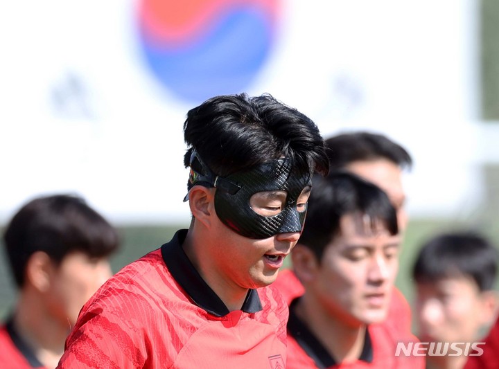 [도하(카타르)=뉴시스] 조성우 기자 = 대한민국 축구대표팀 손흥민이 16일(현지시간) 오전 카타르 도하 알 에글라 트레이닝센터에서 수술한 왼쪽 눈 주위를 보호할 마스크를 쓰고 훈련을 하고 있다. 2022.11.16. xconfind@newsis.com