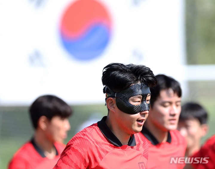 [도하(카타르)=뉴시스] 조성우 기자 = 대한민국 축구대표팀 손흥민이 16일(현지시간) 오전 카타르 도하 알 에글라 트레이닝센터에서 수술한 왼쪽 눈 주위를 보호할 마스크를 쓰고 훈련을 하고 있다. 2022.11.16. xconfind@newsis.com