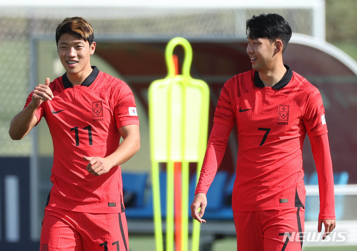 [도하(카타르)=뉴시스] 조성우 기자 = 대한민국 축구대표팀 황희찬, 손흥민이 16일(현지시간) 오전 카타르 도하 알 에글라 트레이닝센터에서 대화하고 있다. 2022.11.16. xconfind@newsis.com