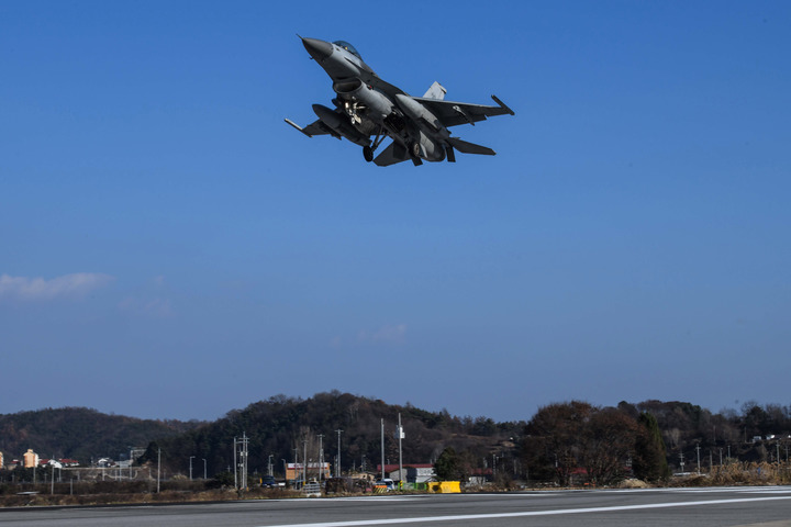 [서울=뉴시스] 추상철 기자 = 한국 공군의 KF-16 전투기가16일 오후 한미 연합 비상활주로 접근훈련을 위해 경북 영주 비상활주로에 낮은 고도로 접근하고 있다. 한미 공군은 전시 작전 지속능력 확보와 비상활주로 운용능력을 점검하기 위해 이번 훈련을 실시했으며, 훈련에는 한국 공군의 KF-16, F-5, TA-50, CN-235와 美 공군의 F-16, A-10 등이 참가했다. (사진= 공군 제공) 2022.11.16.  photo@newsis.com *재판매 및 DB 금지