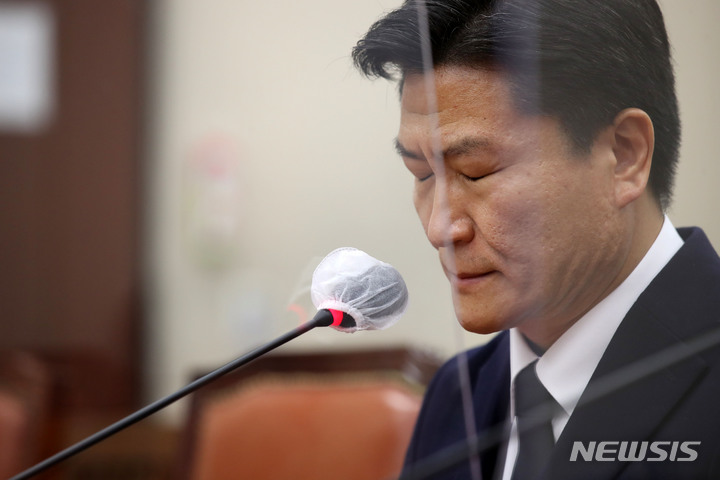 [서울=뉴시스] 고범준 기자 = 이태원 핼러윈 참사 당시 현장 총괄책임자인 이임재 전 용산경찰서장이 지난 16일 오후 서울 여의도 국회에서 열린 행정안전위원회 전체회의에 출석해 두 눈을 감고 있다. 2022.11.16. bjko@newsis.com