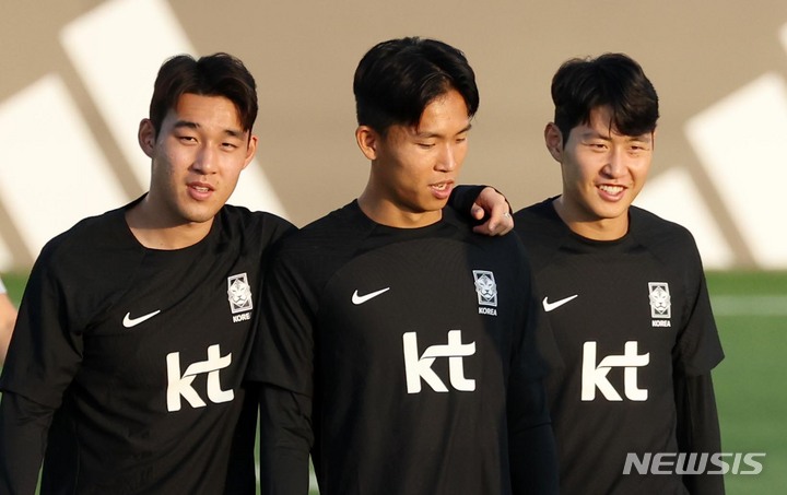 [도하(카타르)=뉴시스] 조성우 기자 = 대한민국 축구대표팀 송민규, 정우영, 이강인이 16일(현지시간) 오후 카타르 도하 알 에글라 트레이닝센터에서 열린 자원봉사자 대상 축구 클리닉에 참석하고 있다. 2022.11.16. xconfind@newsis.com