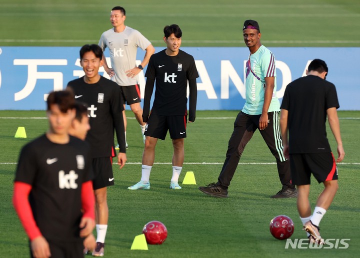 [도하(카타르)=뉴시스] 조성우 기자 = 대한민국 축구대표팀 이강인이 16일(현지시간) 오후 카타르 도하 알 에글라 트레이닝센터에서 열린 피파 기획 커뮤니티 이벤트에서 자원봉사자들을 대상으로 축구 클리닉을 진행하고 있다. 2022.11.16. xconfind@newsis.com