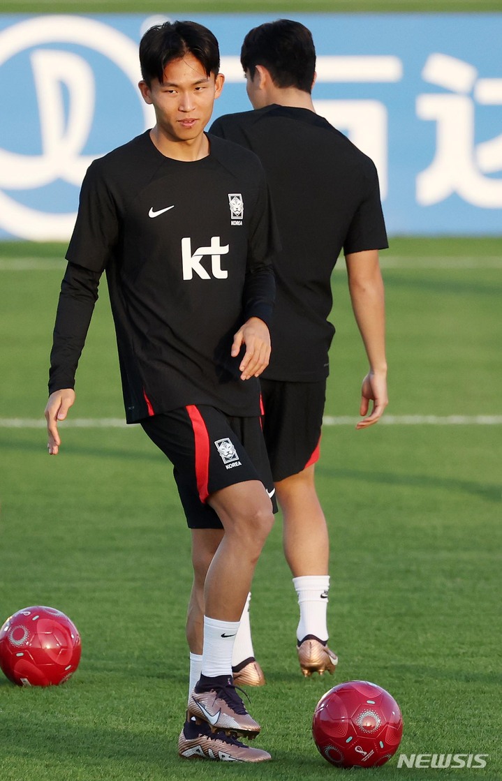 [도하(카타르)=뉴시스] 조성우 기자 = 대한민국 축구대표팀 정우영이 16일(현지시간) 오후 카타르 도하 알 에글라 트레이닝센터에서 열린 피파 기획 커뮤니티 이벤트에서 자원봉사자들을 대상으로 축구 클리닉을 진행하고 있다. 2022.11.16. xconfind@newsis.com