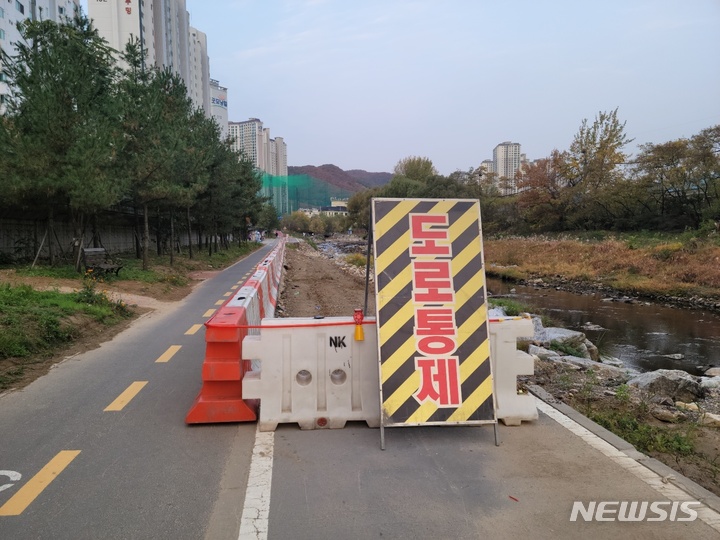 [용인=뉴시스]경기 용인시가 동막천 재해복구를 위해 일부구간을 통제했다