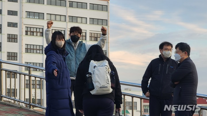 [부산=뉴시스] 권태완 기자 = 2023학년도 대학수학능력시험일인 17일 오전 부산 동래구의 한 고사장 정문에서 교사들이 제자들을 맞이하며 응원하고 있다. 2022.11.17. kwon97@newsis.com