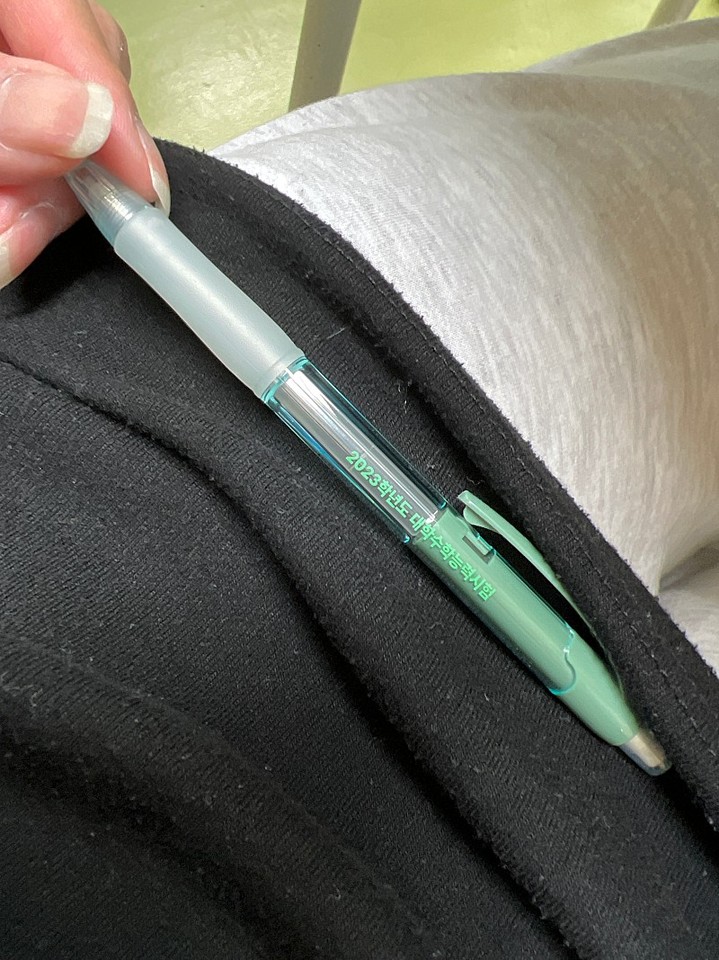 [서울=뉴시스]2023학년도 대학수학능력시험에서 배부되는 샤프는 '어두운 녹갈색'이다. (사진=네이버 카페 '수능날만점시험지를휘날리자' 캡처) 2022.11.17. photo@newsis.com *재판매 및 DB 금지