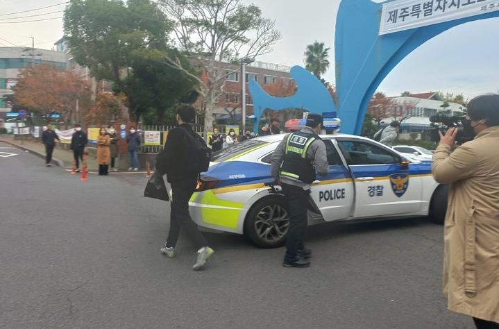 [제주=뉴시스] 오영재 기자 = 경찰이 17일 오전 제주제일고등학교에서 2023학년도 대학수학능력시험 고사장을 잘못 찾아온 학생을 후송하고 있다. (사진=제주경찰청 제공) 2022.11.17. photo@newsis.com *재판매 및 DB 금지