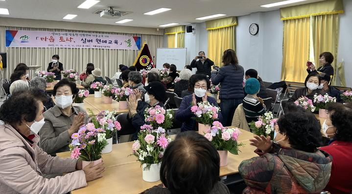 계룡시가 17일 노인대학 회원 90여명을 대상으로 실버 원예교육을 실시하고 있다. 2022. 11. 17 계룡시 *재판매 및 DB 금지