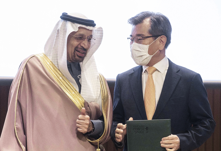 [서울=뉴시스]DL케미칼은 17일 서울 대한상공회의소에서 열린 사우디아라비아 투자 포럼 행사에서 사우디 투자부와 석유화학 사업 투자에 대한 업무 협약을 체결했다. 김종현 DL케미칼 부회장(오른쪽)과 칼리드 알 팔리흐(Khalid Al Falih) 사우디 투자부 장관(왼쪽)이 업무협약 체결을 축하하고 있다. (사진=DL케미칼 제공) *재판매 및 DB 금지