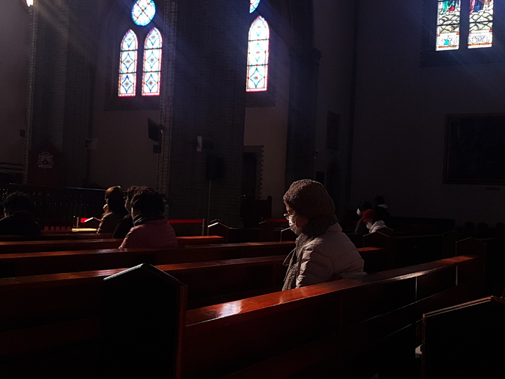 [서울-=뉴시스] 한재혁 기자 = 수험생 자녀를 위해 기도하러 서울 중구 명동성당을 찾은 학부모들. 2022.11.17. saebyeok@newsis.com. *재판매 및 DB 금지
