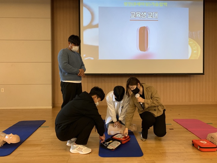 지스타 2022에서 넥슨 부스를 운영하는 대학생들이 사전에 CPR 등 응급처치 교육을 받고 있는 모습(사진=넥슨 제공) *재판매 및 DB 금지