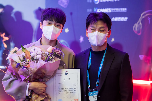 원더포션 유승현(왼쪽) 대표와 네오위즈 배태근 공동대표가 게임대상 인디게임상 수상 후 기념 사진을 촬영하고 있다. (사진 제공=네오위즈) *재판매 및 DB 금지