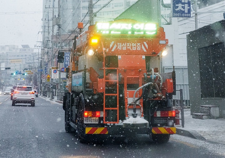 [서울=뉴시스]강서구 도로 제설작업.(사진=강서구 제공) *재판매 및 DB 금지