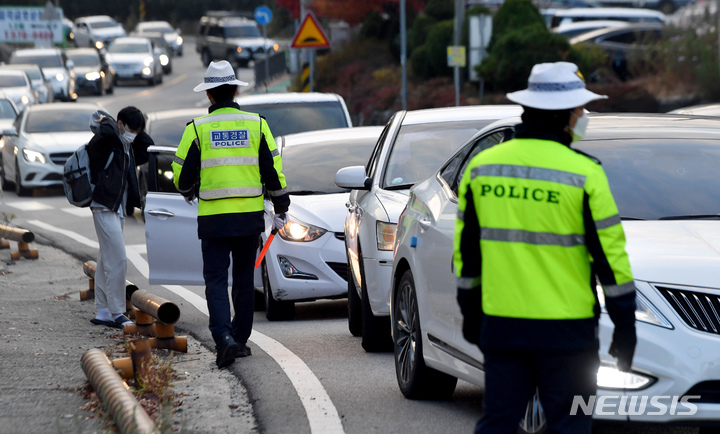[광주=뉴시스] 이영주 기자 = 2023학년도 대학수학능력시험이 치러지는 17일 오전 광주 북구 일곡동 광주숭일고등학교(26지구 제12시험장)에서 경찰이 특별 교통관리에 나서고 있다. 2022.11.17. leeyj2578@newsis.com